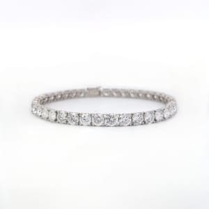 Displayed against a plain white background is the 14K WG 5.00CT RBC LAB DIA TENNIS BLET CLAW SET 4 PRONG DEF VS-VVS, featuring a series of round-cut lab-created diamonds set in a white gold band. This bracelet combines simplicity with elegance, highlighting the brilliance of its stones.